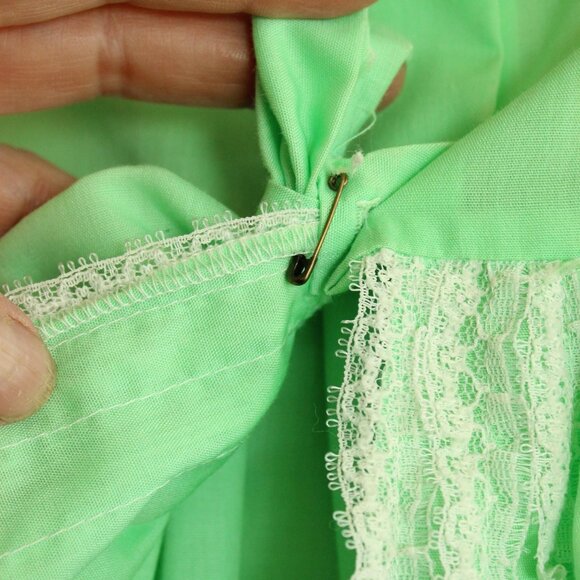 Vintage Baby Dress, Green with Lace Trim Little Girls Frilly Frock - Picture 10 of 10